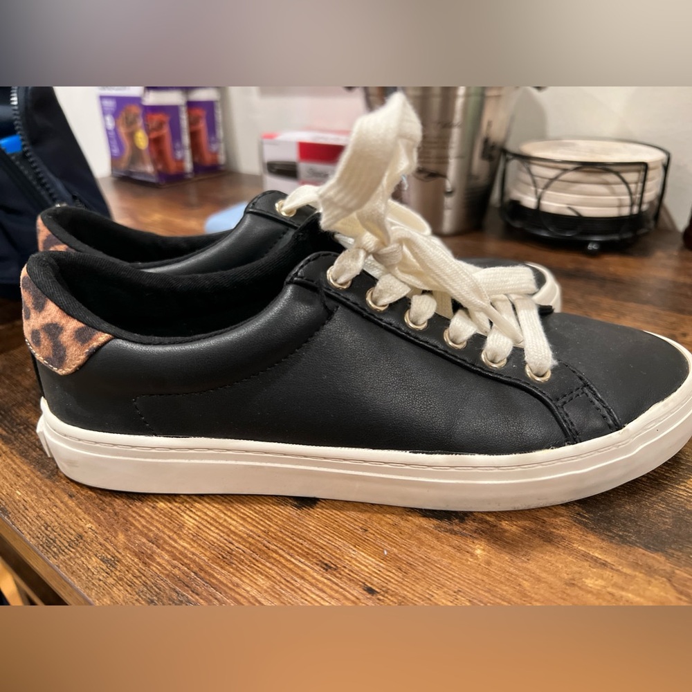 Women’s 6.5 nine west sneakers. Super cute with some leopard print